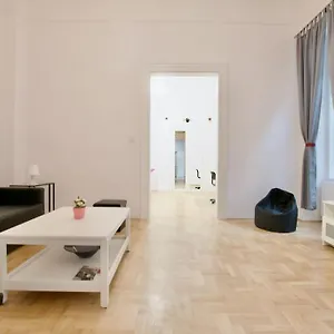 Standard By Hi5 - Muzeum 5 Appartamento Budapest